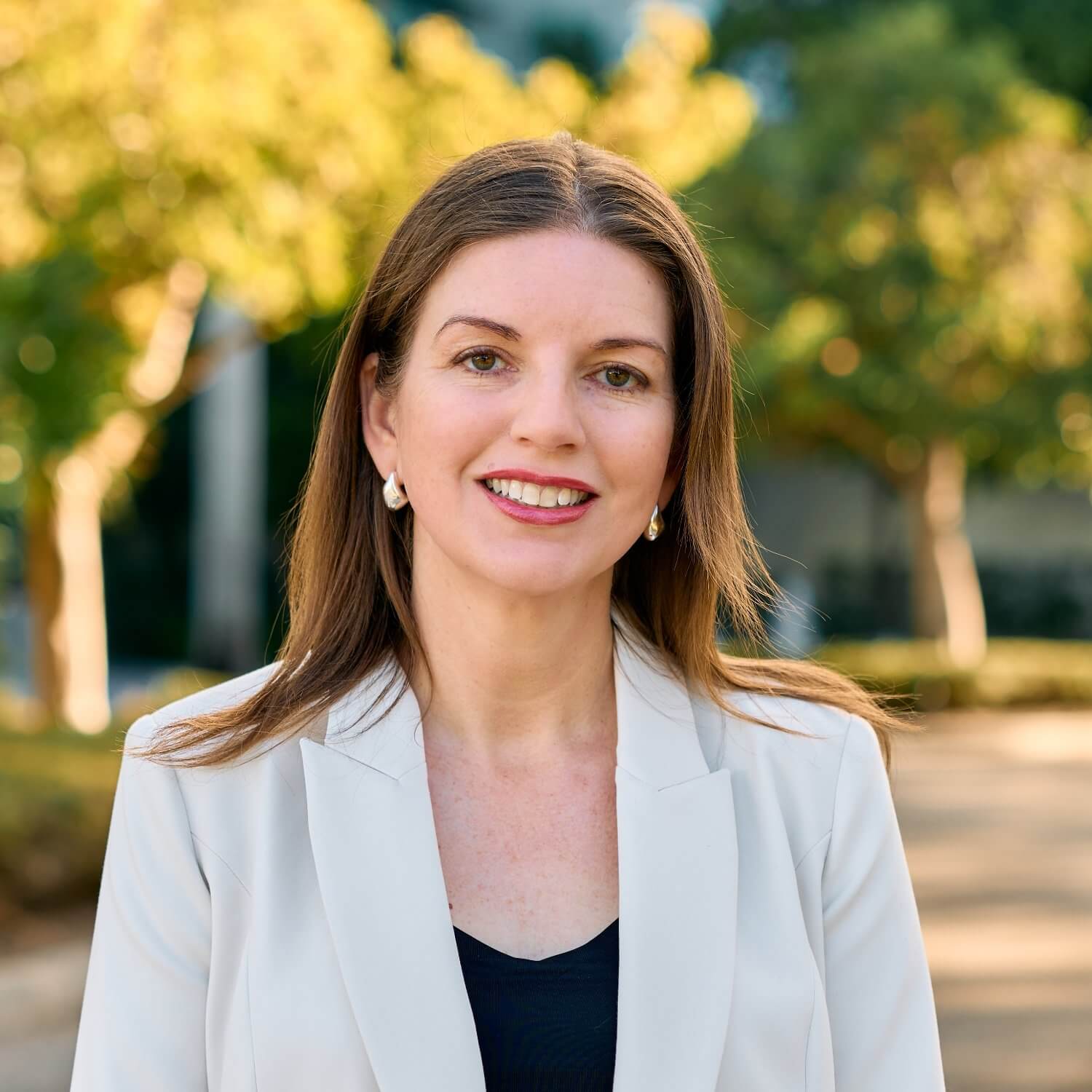 Head shot of Katie Edwards